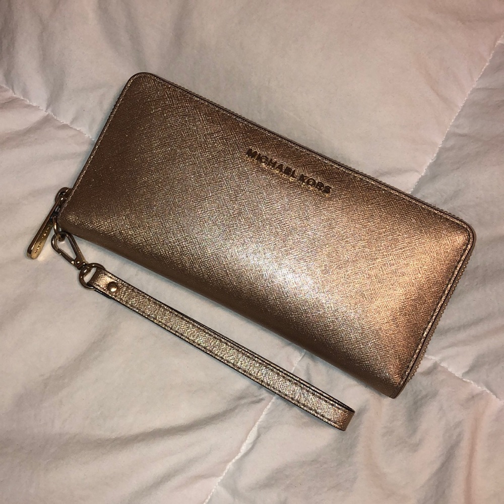 ✨ Michael Kohrs wallet — shimmery gold! ✨